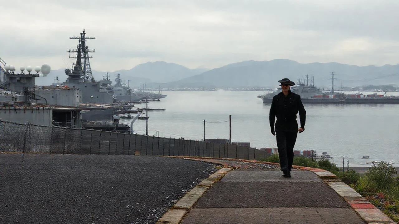 Base naval solitaria, atmósfera melancólica